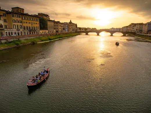 Una barca sull’Arno al tramonto