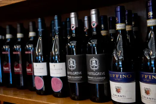 Bottiglie di Chianti Classico in cantina