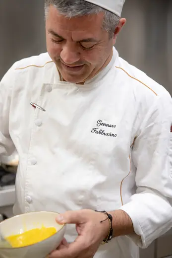 Lo chef al lavoro nella cucina della trattoria