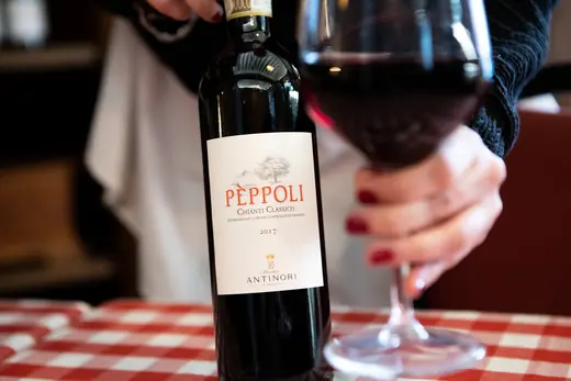 Un calice di Chianti Classico servito al tavolo