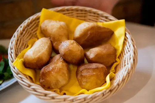 Coccoli caldi serviti nel cestino
