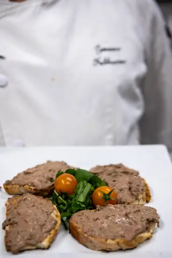 Crostini toscani preparati dallo chef