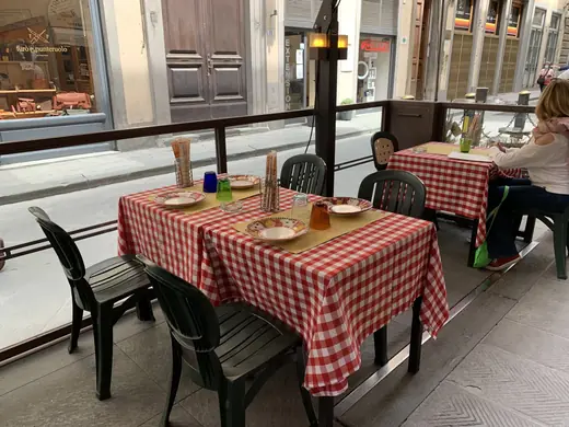 I tavoli della trattoria affacciati sulla strada