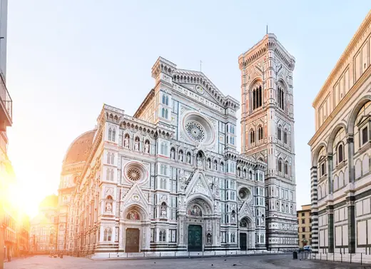 La facciata del Duomo di Firenze all’alba