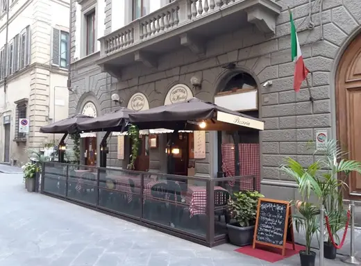 L’ingresso della Trattoria La Madia in Via del Giglio a Firenze