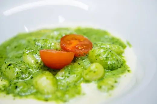 Gnocchi al pesto con pomodorini