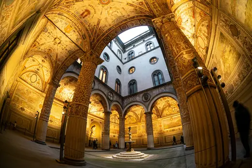 Cortile di un palazzo storico fiorentino