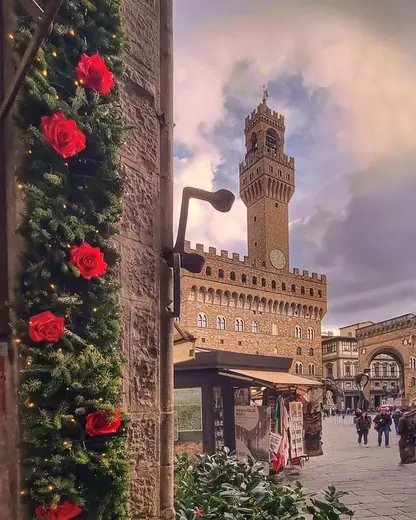 Palazzo Vecchio visto da un vicolo fiorito