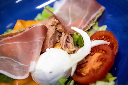 Prosciutto crudo, mozzarella e pomodoro