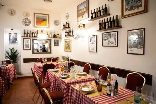 La sala interna della trattoria