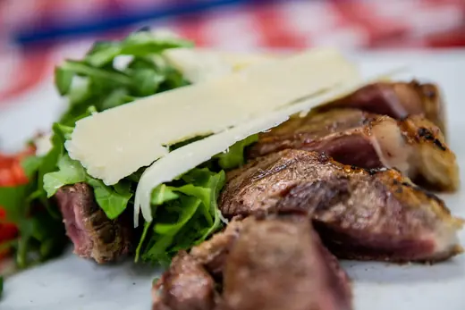 Tagliata con rucola e scaglie di grana