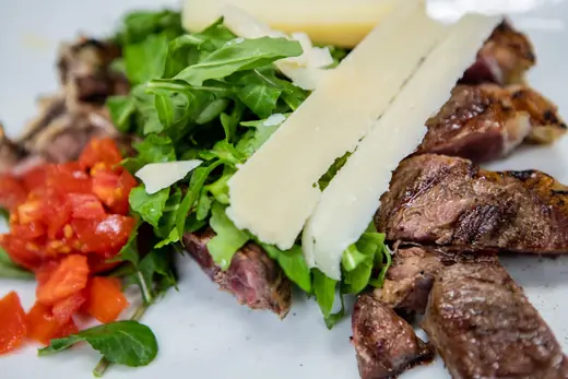 Tagliata di manzo con rucola e scaglie di grana