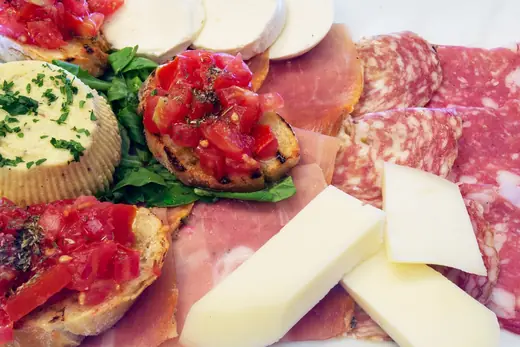 Tagliere di salumi, formaggi e crostini