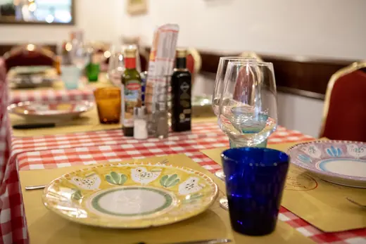 La tavola apparecchiata in trattoria