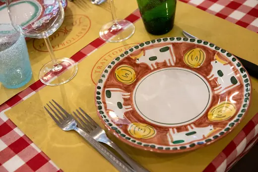 Piatto in ceramica dipinta a mano sulla tavola apparecchiata