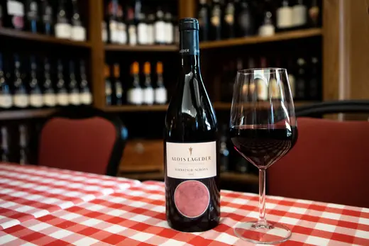 Vino rosso servito al tavolo