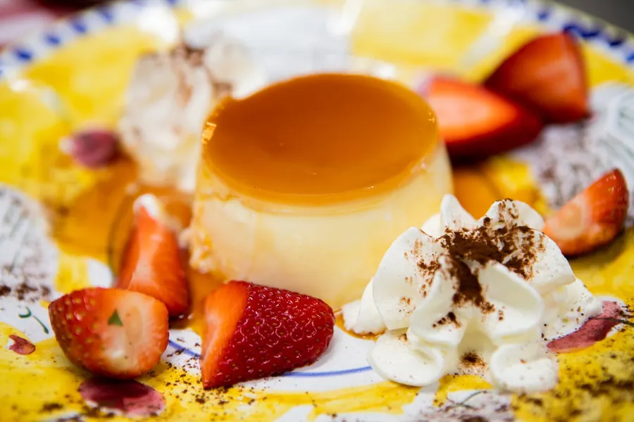 Crème caramel con fragole e panna