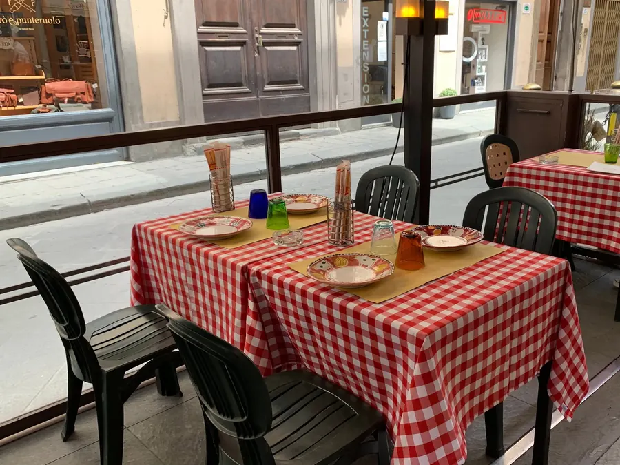 I tavoli all’aperto della trattoria