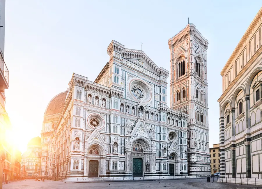 La facciata del Duomo di Firenze all’alba