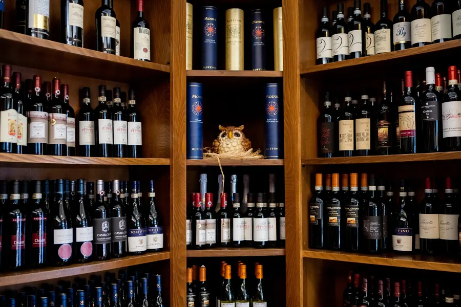 Lo scaffale dei vini della trattoria