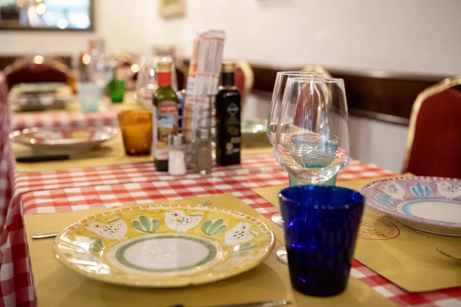La tavola apparecchiata in trattoria